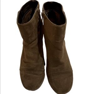 AEROSOLE BROWN SUEDE ANKLE BOOTS